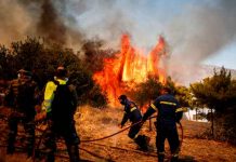 Bomberos continúan trabajando contra un incendio descontrolado