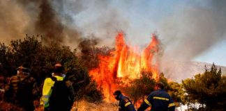 Bomberos continúan trabajando contra un incendio descontrolado