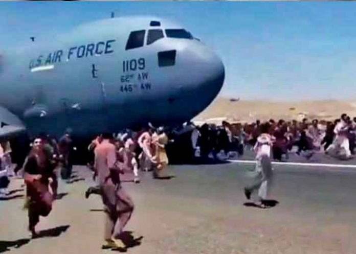 Miles de afganos en el aeropuerto de Kabul