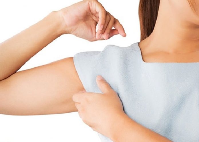 Foto: Una mujer comienza a lactar por la axila tras dar a luz / Referencia