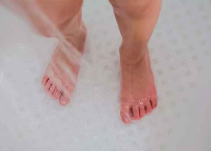 Por esta razón no deberías orinar mientras te estás bañando