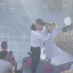 Viral «cásate conmigo» se alza en parque de atracciones en España Viral "cásate conmigo" se alza en parque de España