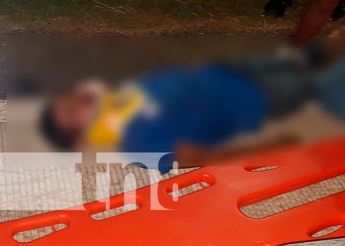 blu2 Motocicleta impacta a peatón que caminaba en media carretera en Bluefields