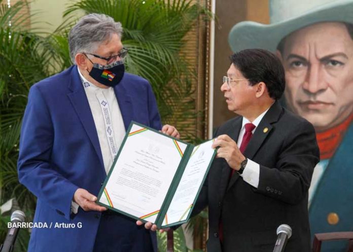 Firma de diplomáticas de Nicaragua y Bolivia, por el nuevo embajador