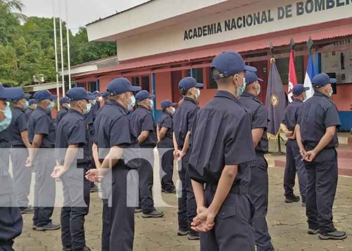 Nuevos bomberos preparándose en la academia nacional