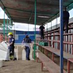 Bomberos inspeccionando barrera de toros en Tiscapa