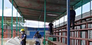 Bomberos inspeccionando barrera de toros en Tiscapa