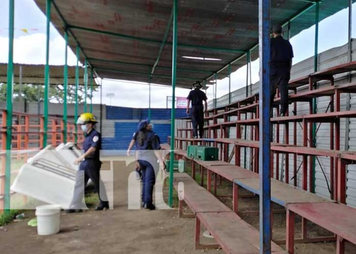 bomberos-toros-02 Bomberos inspeccionando barrera de toros en Tiscapa
