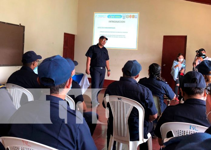 Bomberos fortalecen conocimientos en atención y protección de la vida