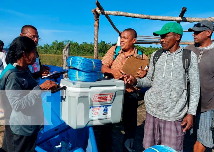 Gobierno de Nicaragua entrega materiales de pesca en Sandy Bay