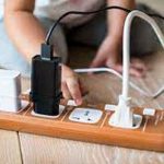 Niña muere electrocutada al tocar un cargador de celular en Brasil