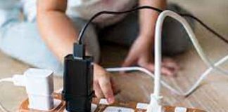 Niña muere electrocutada al tocar un cargador de celular en Brasil