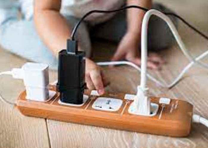 Niña muere electrocutada al tocar un cargador de celular en Brasil