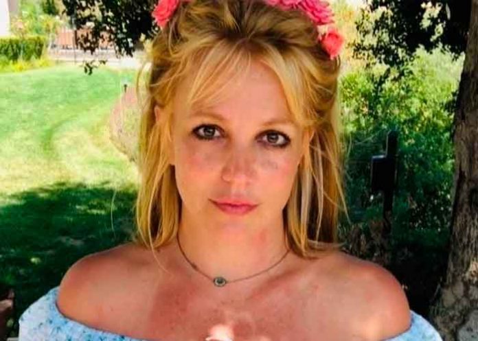 Britney se quita el sostén y posa de manera atrevida en Instagram