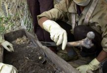 Descubren amantes abrazados en fosa de 1.500 años de antigüedad en China Descubren amantes abrazados en fosa de 1.500 años de antigüedad en China