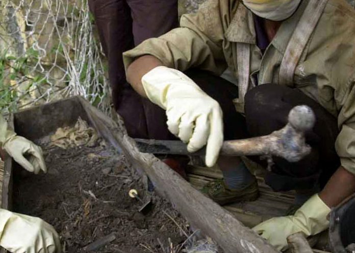 Descubren amantes abrazados en fosa de 1.500 años de antigüedad en China