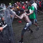 Con golpes intentan frenar caravana de migrantes que buscan trabajo en México Con golpes intentan frenar caravana de migrantes que buscan trabajo en México