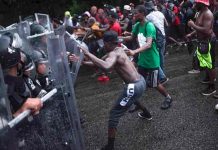 Con golpes intentan frenar caravana de migrantes que buscan trabajo en México