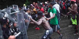 Con golpes intentan frenar caravana de migrantes que buscan trabajo en México