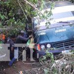 Al fondo de un abismo fue a parar un microbús interlocal en Diriamba varias personas lesionadas entre ellas varias de gravedad