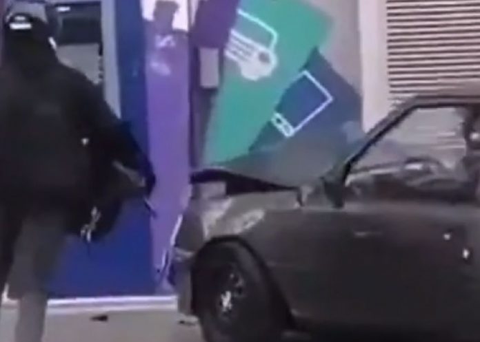 Foto: Intentaban robar un cajero con su vehículo y terminan 'a pie' y 'palmados' / Referencia