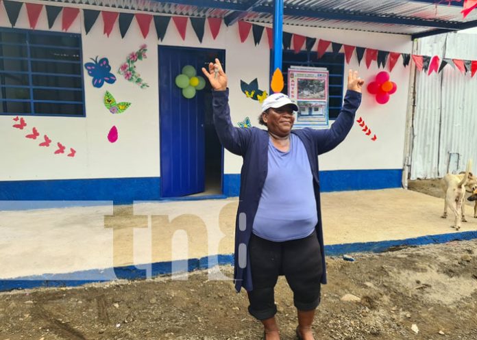 En barrio Laureles Sur en Managua entregan dos viviendas