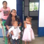 Entregan las primeras viviendas solidarias en Granada Hacen entrega de las llaves de su vivienda a la protagonista