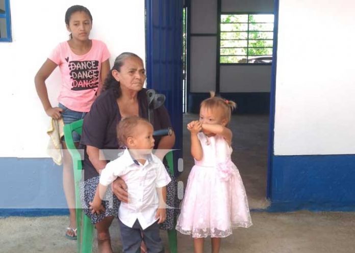 Hacen entrega de las llaves de su vivienda a la protagonista