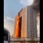 Incendio devora un rascacielo residencial en Dalian,China Incendio devora un rascacielo residencial en Dalian,China