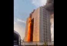 Incendio devora un rascacielo residencial en Dalian,China