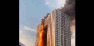 Incendio devora un rascacielo residencial en Dalian,China