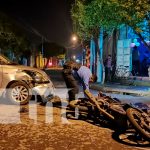 Motociclista resulta con lesiones luego de impactar contra un vehículo en Chinandega El motociclista recibió atención prehospitalaria