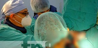 Momento en que se hace cirugía de rodillas en el Hospital Manolo Morales