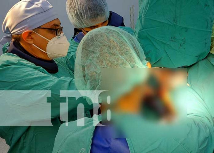 Momento en que se hace cirugía de rodillas en el Hospital Manolo Morales