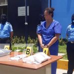 Incautan cocaína valorada en 50 mil dólares en un barrio de Managua Conferencia policial sobre incautación de cocaína en Managua