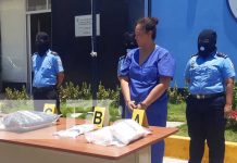 Incautan cocaína valorada en 50 mil dólares en un barrio de Managua Conferencia policial sobre incautación de cocaína en Managua