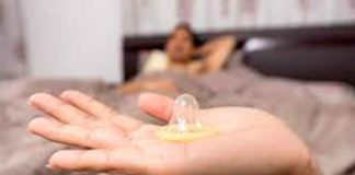 Hombre se hecha pega como protección para tener relaciones sexuales