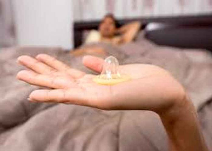 Hombre se hecha pega como protección para tener relaciones sexuales