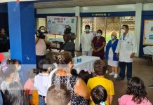 Médicos pediatras brindan atención médica en el Colegio Bertha Díaz Consultas del Hospital en Mi Comunidad para familias en Managua