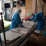 Desinfección de camillas en el Hospital San Juan de Dios