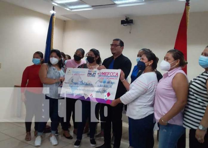 Entrega de financiamiento por parte del MEFCCA para negocios en Managua