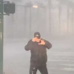 Huracán Ida casi se lleva a reportero en plena transmisión
