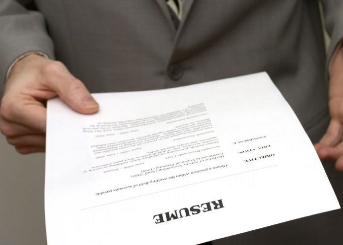 Multan a empresa en España por no responder a persona que envió un currículum