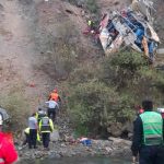 Despiste de bus que se estrelló y cayó a barranco deja 21 muertos en Perú Despiste de bus que se estrelló y cayó a barranco deja 21 muertos en Perú