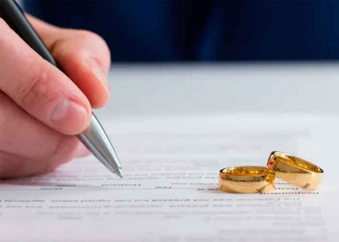 Con música y baile, mujer celebra su divorcio afuera del Registro Civil