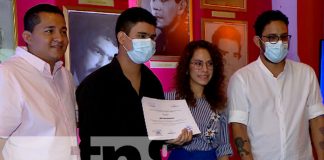 Entregan diploma de participación