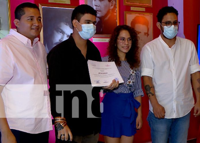 Entregan diploma de participación