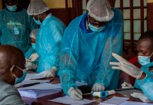 Contagio por el virus del Ébola.