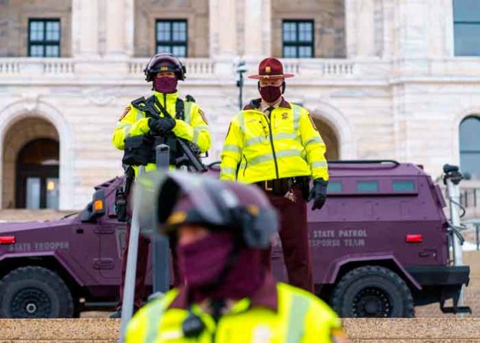 Base militar en Washington cerrada tras reportes de un hombre posiblemente armado