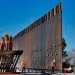 Varias personas trabajando en el muro fronterizo de EE.UU.